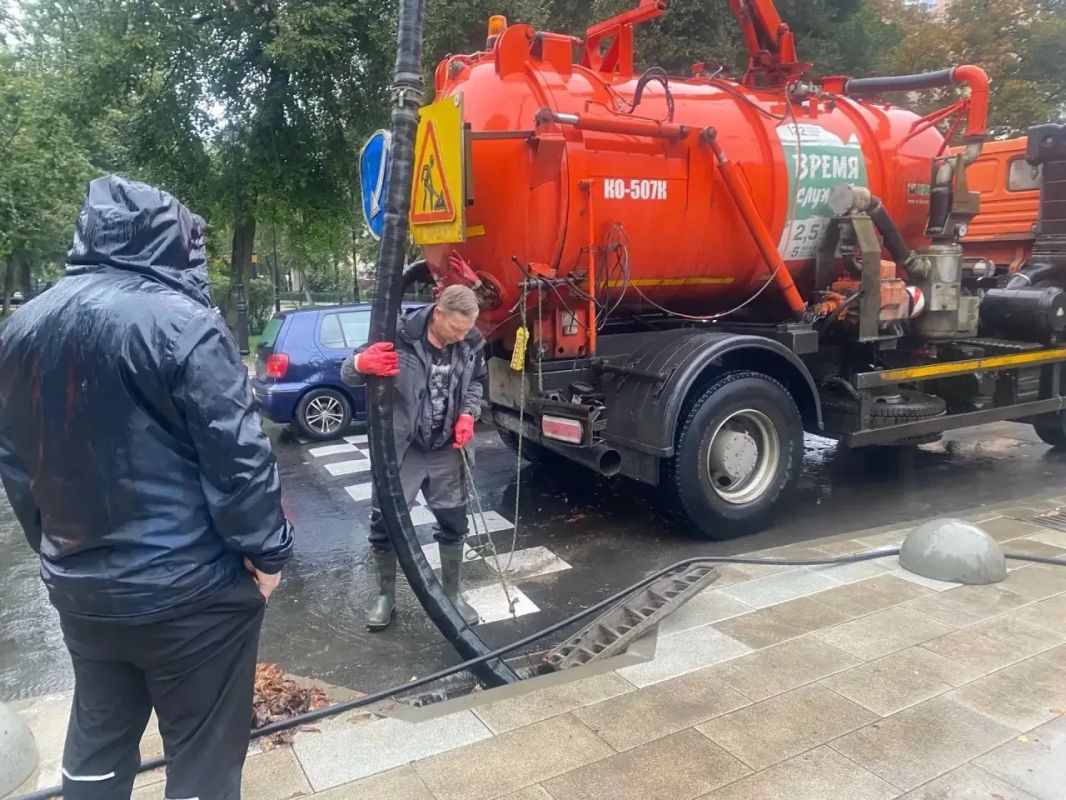 В период осадков особое внимание коммунальных служб уделяется водоотведению с городских улиц