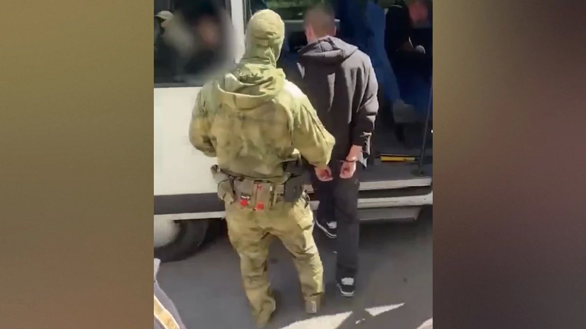 Полицейские задержали жителя Крыма, организовавшего в Воронеже узел связи для телефонных мошенников: видео
