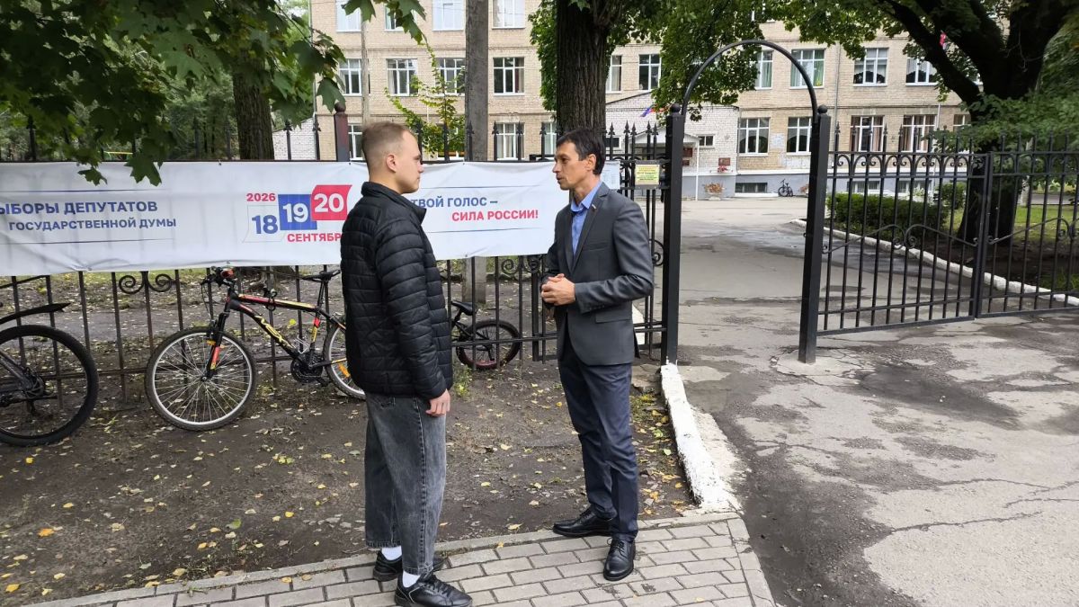 Депутат Воронежской городской Думы, член фракции «Единая Россия» Панфилов Алексей Иванович, накануне выборов депутатов Государственной Думы посетил МБОУ СОШ № 14