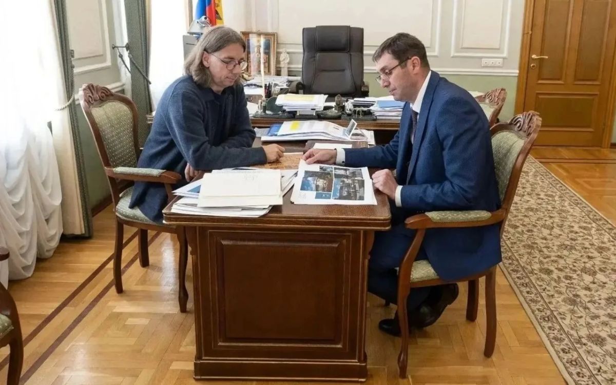 Мэр Воронежа Сергей Петрин встретился с фотографом Андреем Парфеновым, чтобы поздравить его с юбилеем и обсудить продолжение легендарного фотоальбома «Воронеж», вышедшего в 1976 году