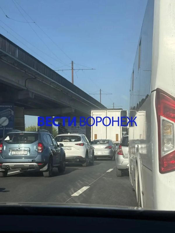 Пробка сковала улицу Остужева