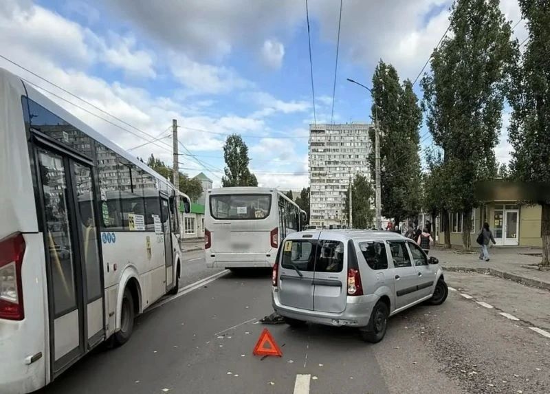 Ребёнок пострадал после столкновения машины и автобуса