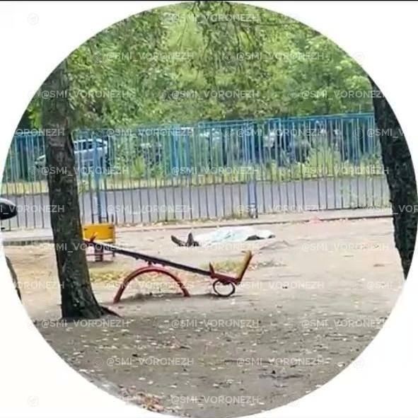 Мужчина умер на детской площадке