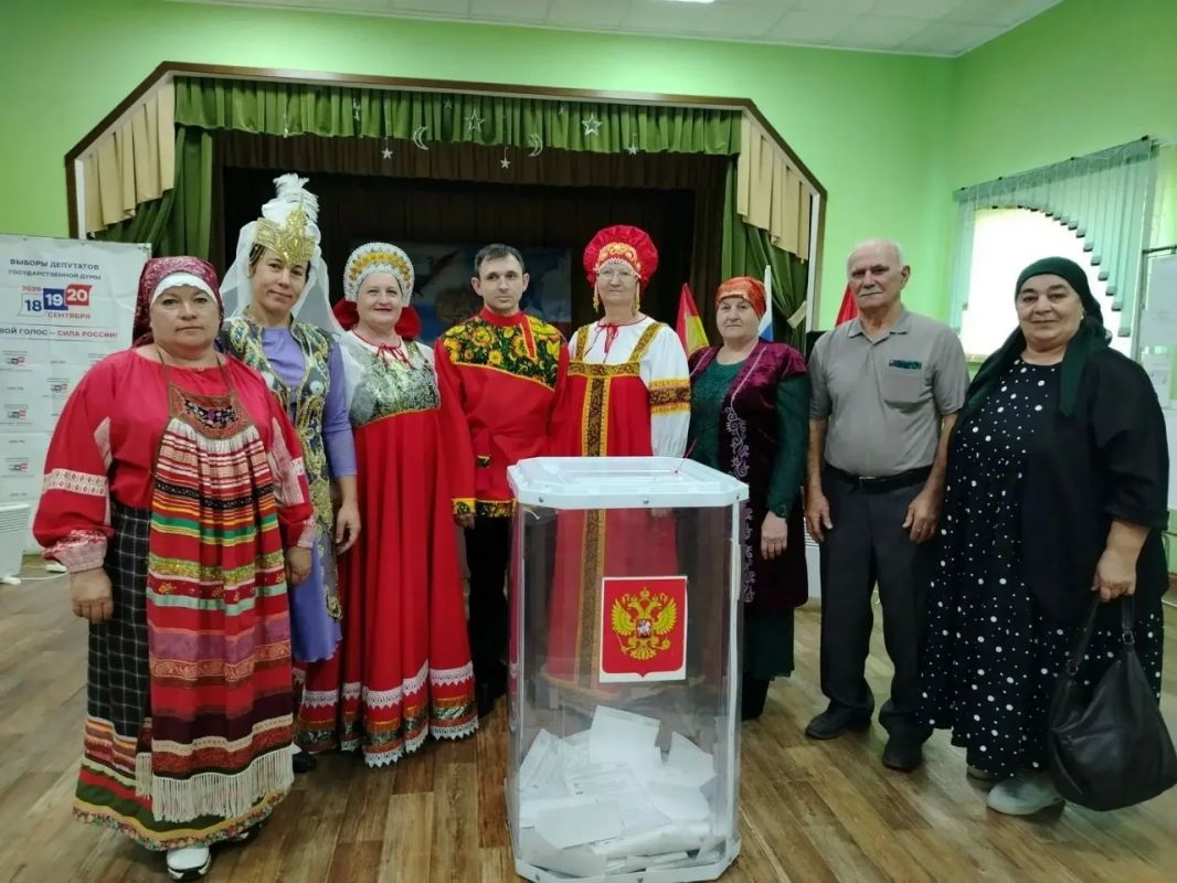 В Добровольском поселении Поворинского района члены УИК встречали голосующих в костюмах народов России