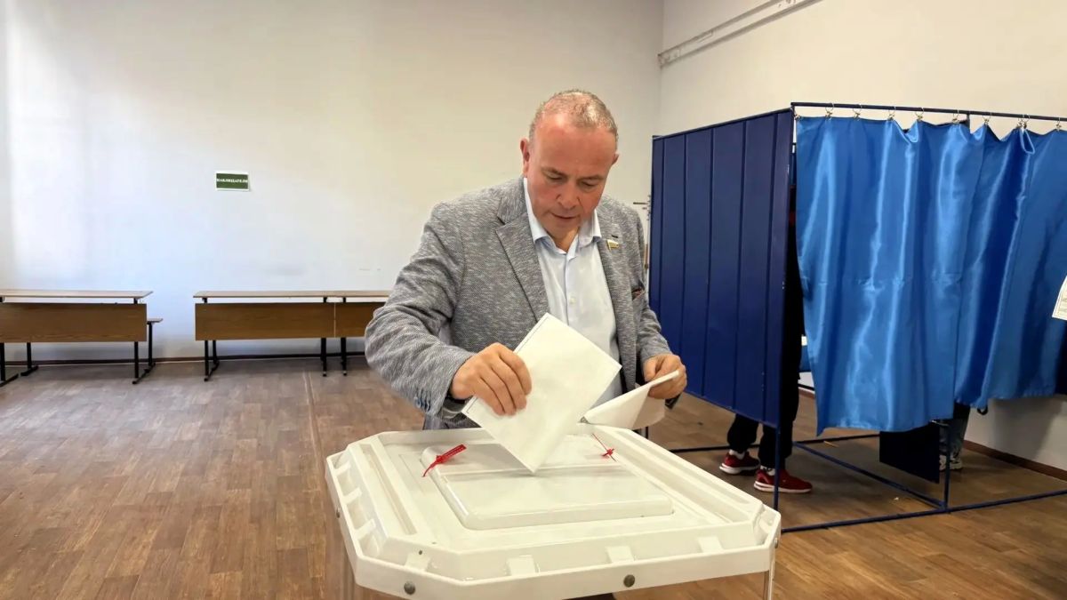 Заместитель председателя Воронежской областной Думы Кирилл Левит проголосовал на избирательном участке, расположенном во ВГУИТ: