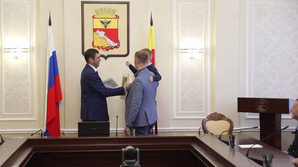 Сергей Петрин: Сегодня провел очередную и очень важную встречу с сотрудниками комбинатов благоустройства (КБУ) и вручил ключи от отремонтированных квартир