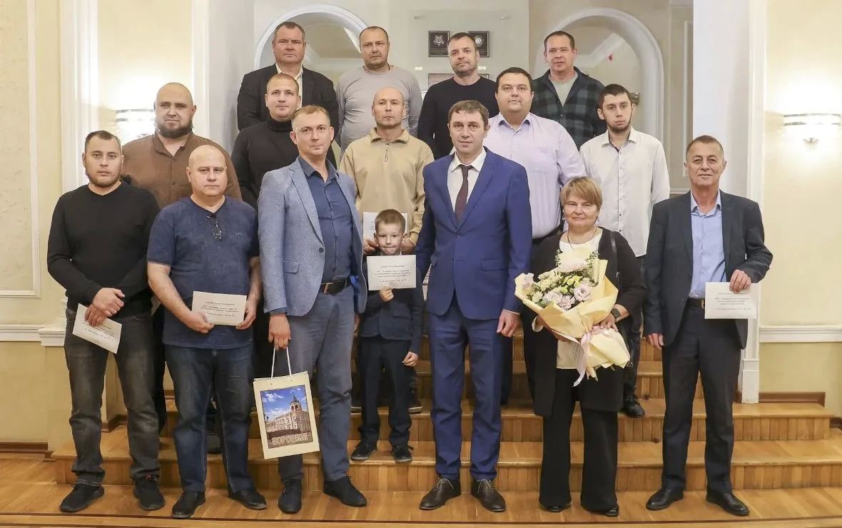 Сергей Петрин вручил ключи от служебных квартир сотрудникам городских КБУ