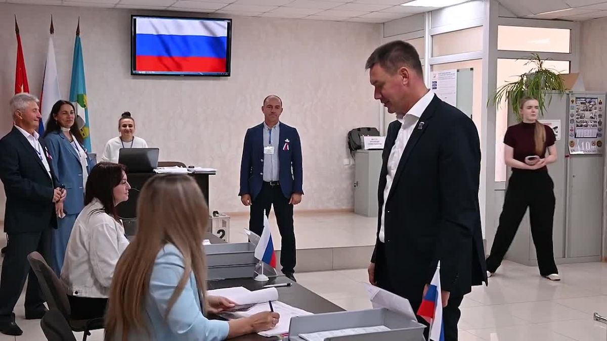Вице-Губернатор Дмитрий Маслов проголосовал на избирательном участке в Отрадном: