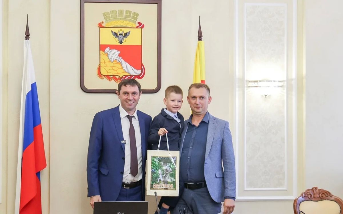 Мэр Воронежа Сергей Петрин вручил ключи от отремонтированных служебных квартир девяти сотрудникам комбинатов благоустройства