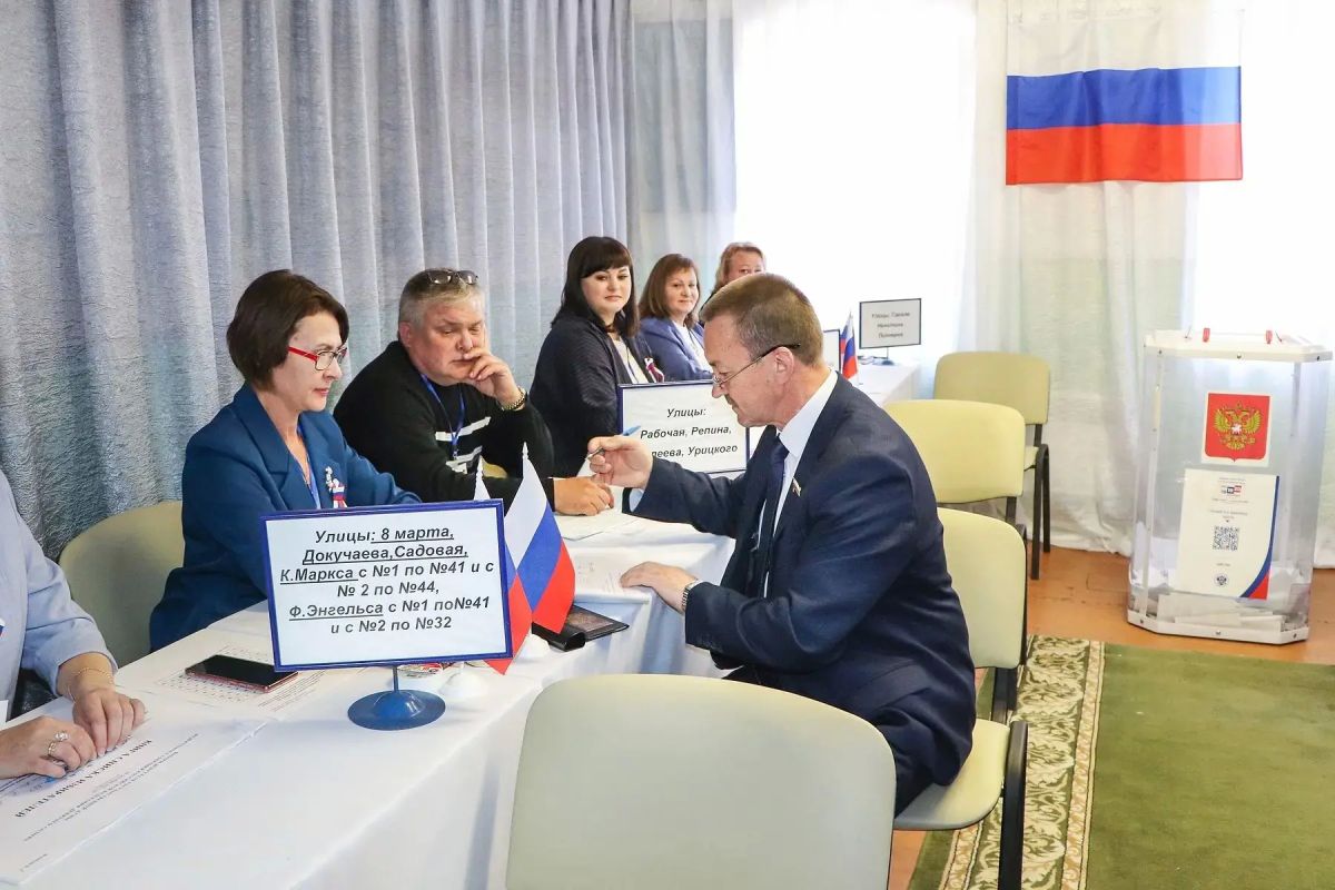 Председатель Воронежской облдумы Юрий Матузов проголосовал в Бутурлиновском районе