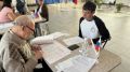 Встретились две эпохи: старейший член УИК принял голос 18-летнего избирателя в Воронежской области