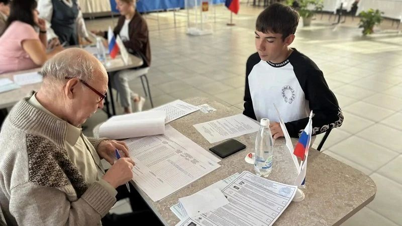 Встретились две эпохи: старейший член УИК принял голос 18-летнего избирателя в Воронежской области