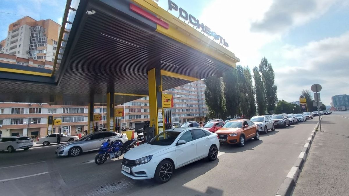 Топливо в наличии и очереди под сотню автомобилей: что происходит на АЗС Воронежа в последний день выборов