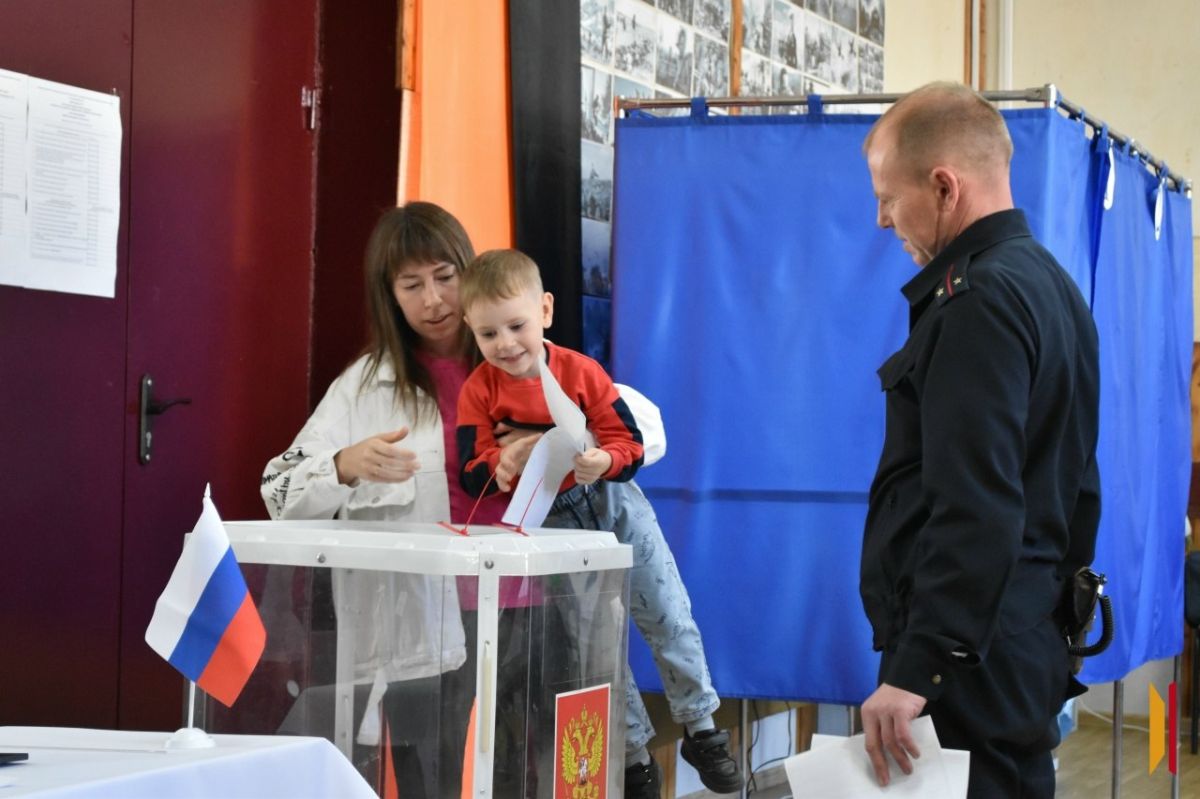 В Воронежской области избиратели приходят на участки семьями