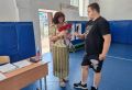 Сын члена воронежского УИК прислал маме букет роз на избирательный участок прямо с фронта
