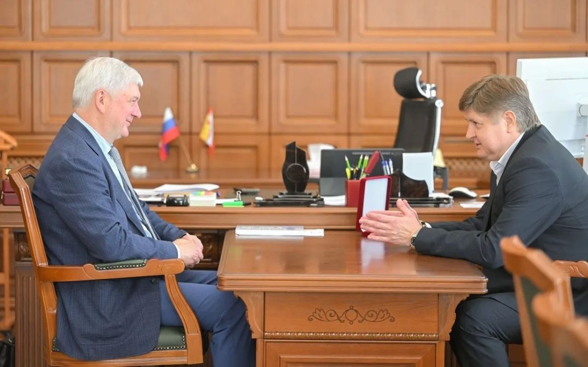 Губернатор Воронежской области Александр Гусев встретился с генеральным директором ХК «Буран» Игорем Провольневым