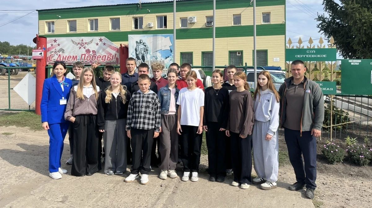 В Подгоренском районе школьники на один день стали ближе к аграрным профессиям: они побывали на агропредприятии в рамках профориентационного тура, организованного районным кадровым центром