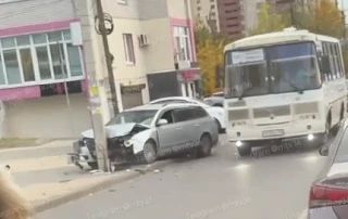 Две иномарки столкнулись возле дома № 35 по улице Краснознаменной