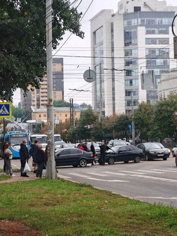 В Воронеже изза ДТП на Московском проспекте образовалась большая пробка