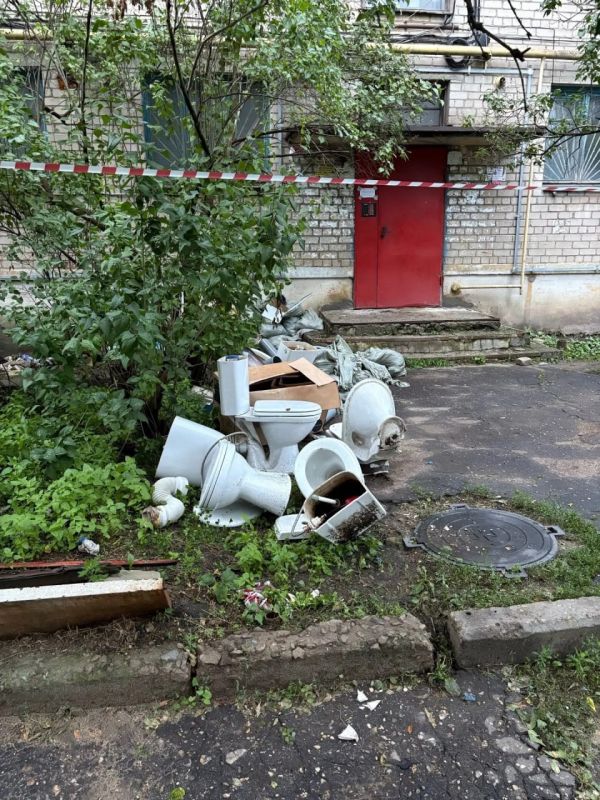 Текучие последствия капремонта и птичий помет третий месяц не дают покоя жителям многоэтажки