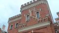 Неоготика и модерн органично соединились в архитектуре Дворца Ольденбургских, а башни с зубцами и массивные стены делают его похожим на замок