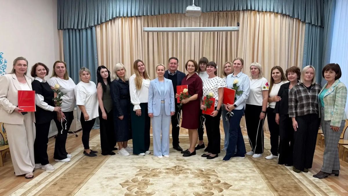Накануне Дня работника дошкольного образования депутат Воронежской городской Думы Сергей Ковалев встретился с теми, кто каждый день дарит детям заботу и внимание - с сотрудниками детских садов №91 и №199