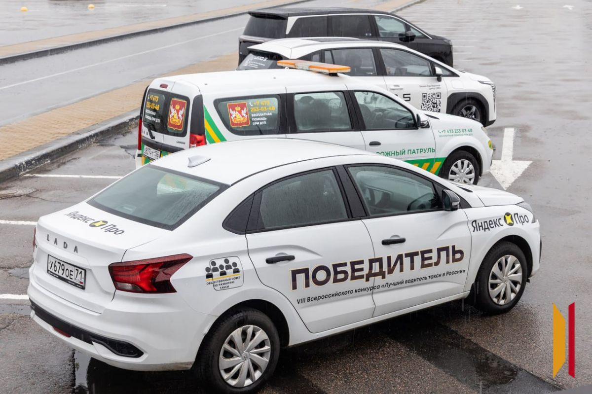 В Воронеже водители такси соревновались в точности парковки и плавности вождения