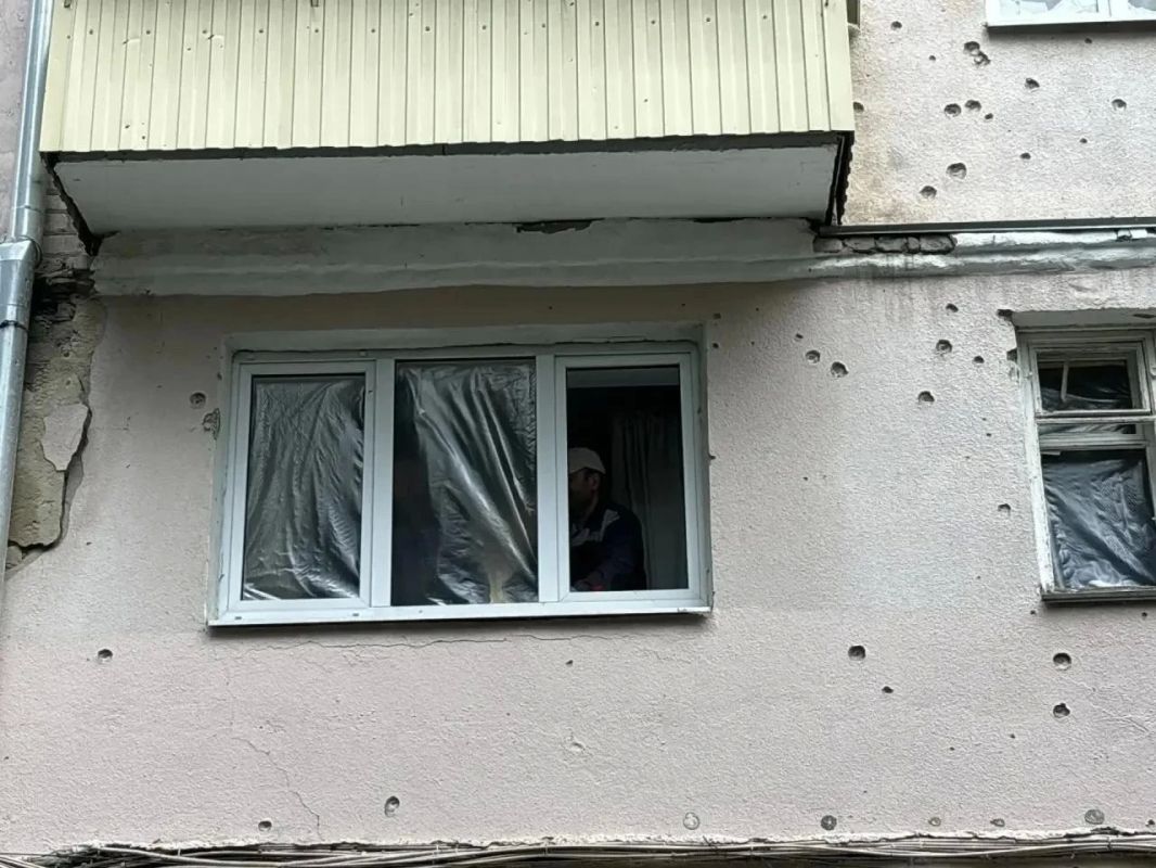 Сергей Петрин: Специалисты управ районов вместе с ГорДЕЗом и управляющими компаниями начали демонтаж поврежденных конструкций и замеры оконных блоков для замены остекления в пострадавших помещениях, сразу же закрывают контур