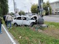 В Воронеже на улице Ворошилова легковой автомобиль влетел в столб