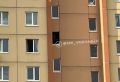 Экстренные службы съехались к одному из домов на улице 9 Января из-за мужчины, который с 7 часов сидит в оконном проёме