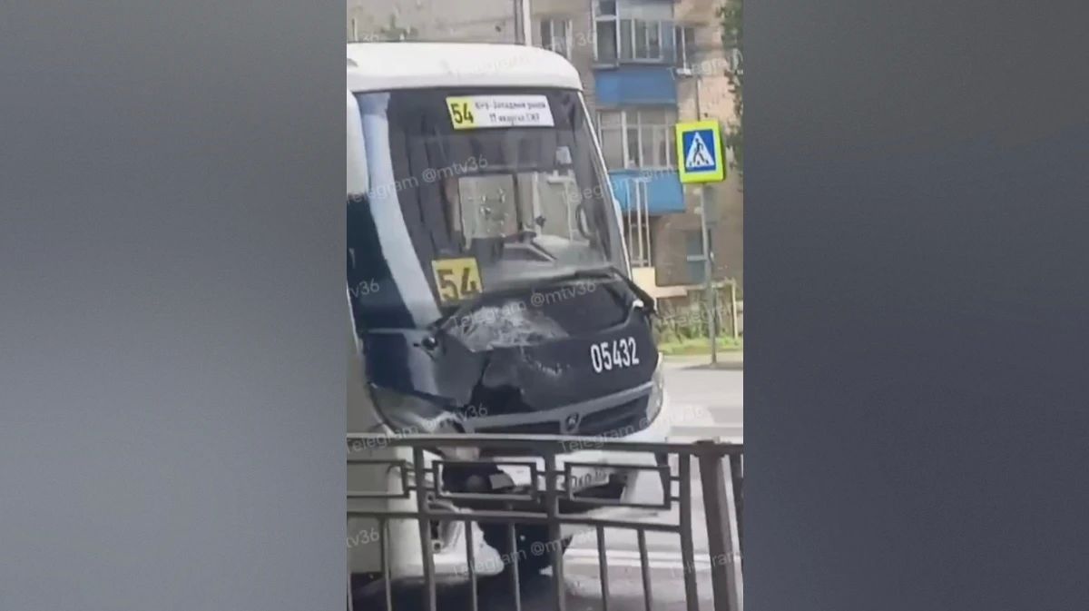 В Воронеже на улице Торпедо столкнулись автобус №54 и иномарка