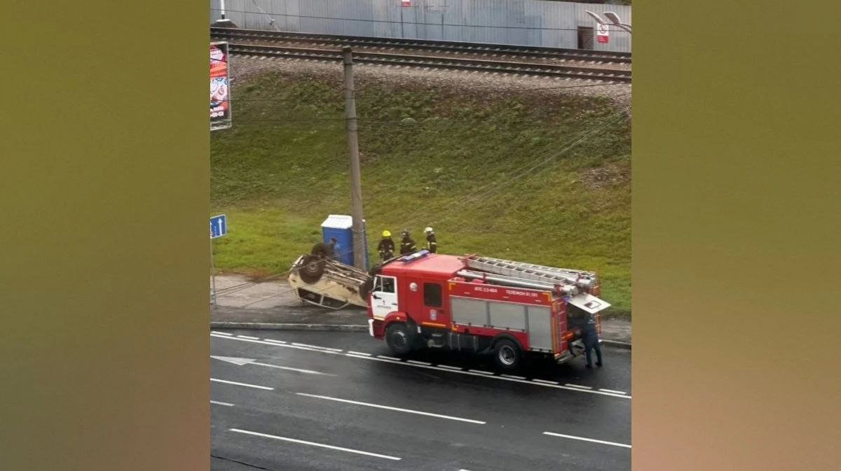 В Воронеже у остановки «Центральный парк» утром 28 сентября перевернулась «Нива»