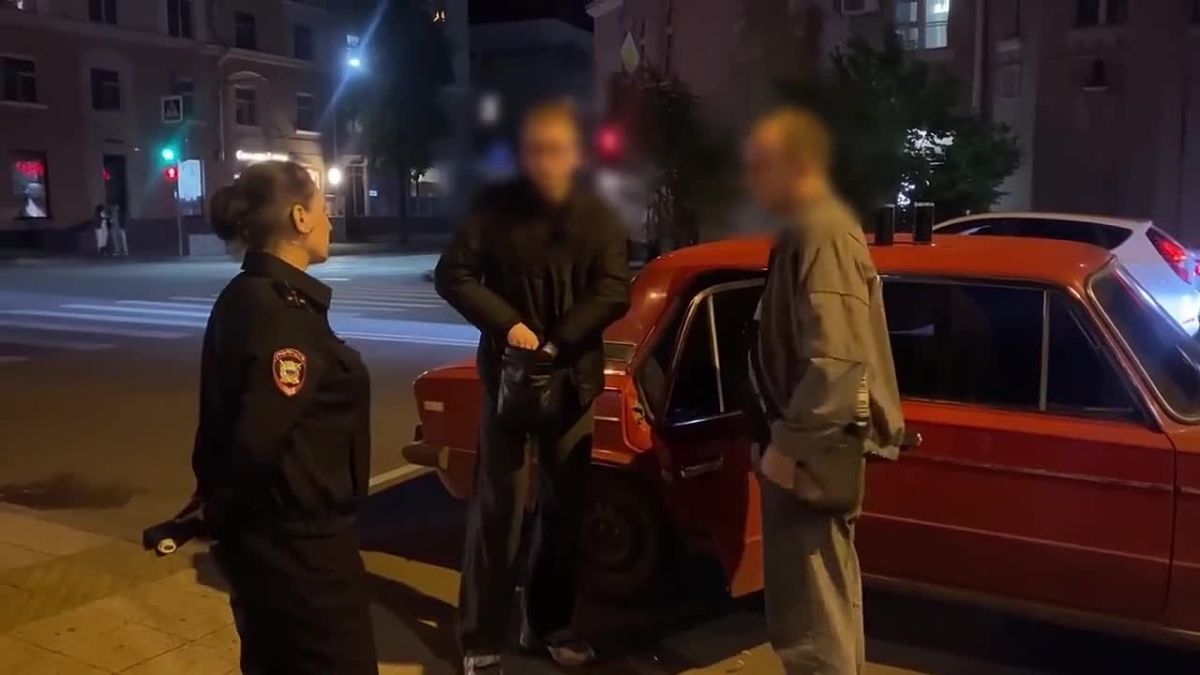 Полицейские задержали в центре Воронежа 15 пьяных подростков