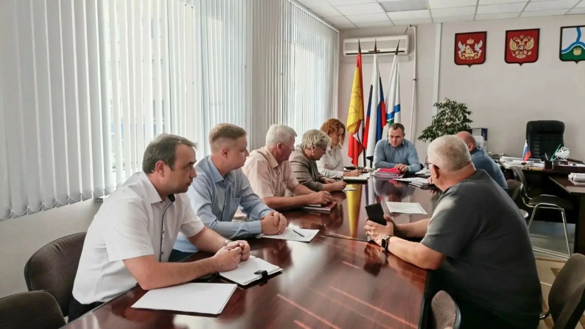 В Россоши решают проблему хаотичной парковки у железнодорожной станции