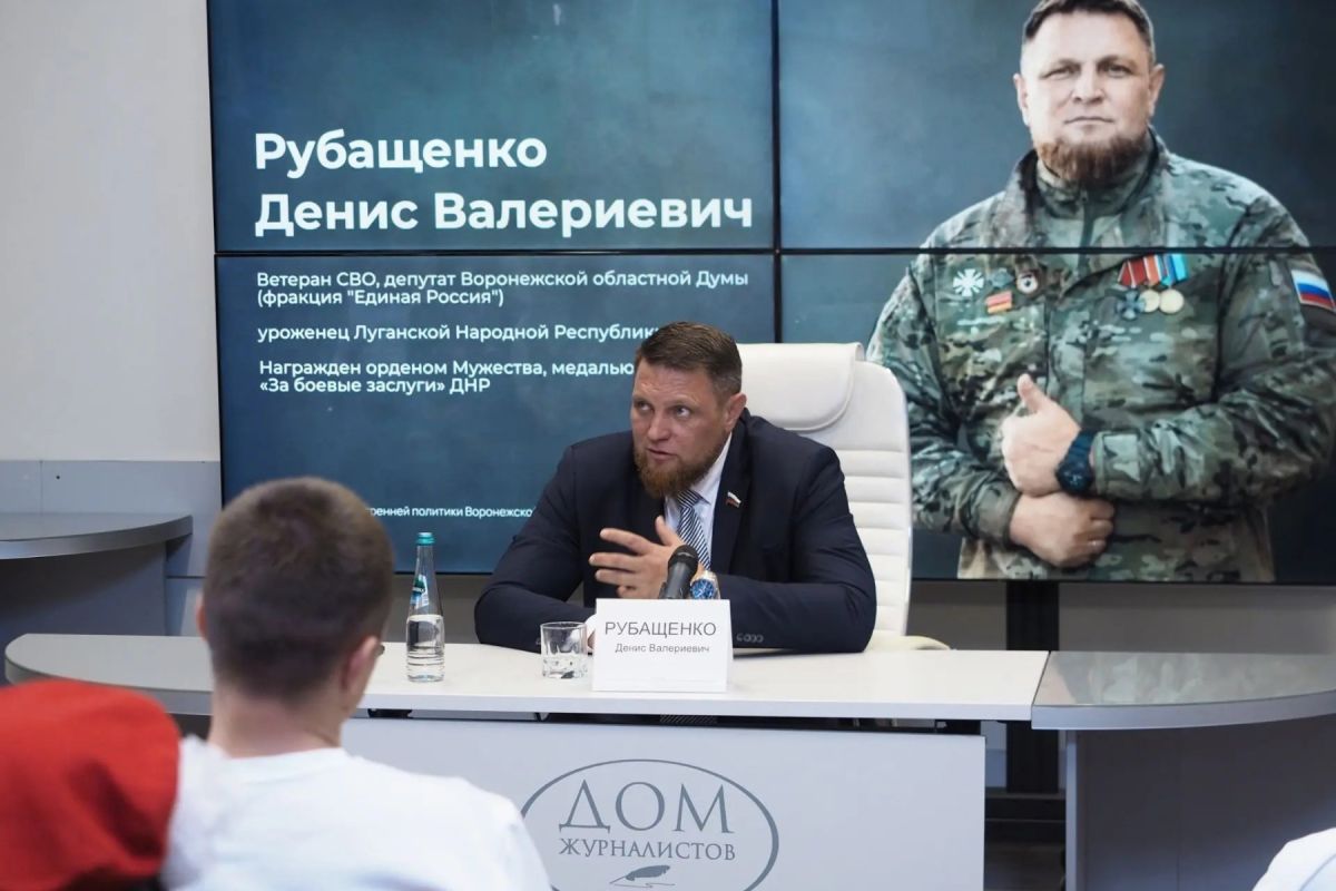 Денис Рубащенко встретился со воронежскими школьниками в рамках проекта «Час с Героем»