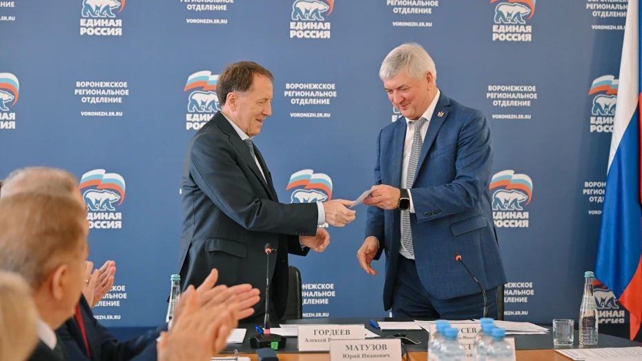 Губернатор Александр Гусев поздравил Алексея Гордеева с избранием в Госдуму IX созыва и вручил ему удостоверение депутата
