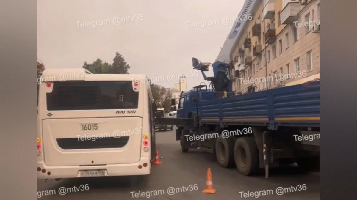 Днем 2 октября автобус попал в ДТП у Воронежского цирка