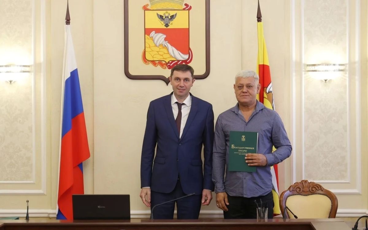 Мэр Воронежа Сергей Петрин вручил благодарственные письма 12 сотрудникам Комбината благоустройства Ленинского района, которые помогли потушить пожар на первом этаже многоквартирного дома на улице Кривошеина
