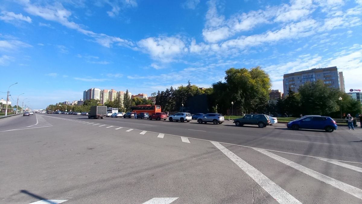 Более 120 авто в очереди и пустые колонки: что происходит на заправках Воронежа в воскресенье