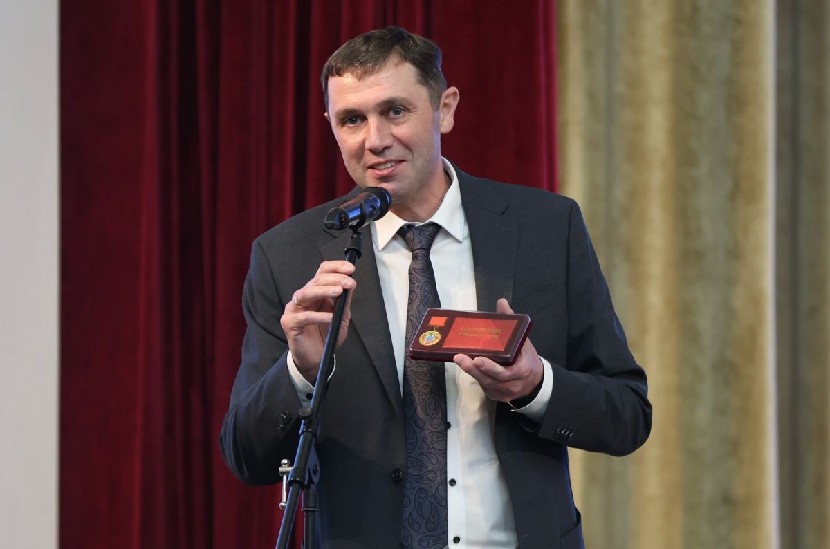 Сергей Петрин: Сегодня, в День учителя, вручил ректору нашего педуниверситета Сергею Ивановичу Филоненко памятный знак «Воронеж — город воинской славы»