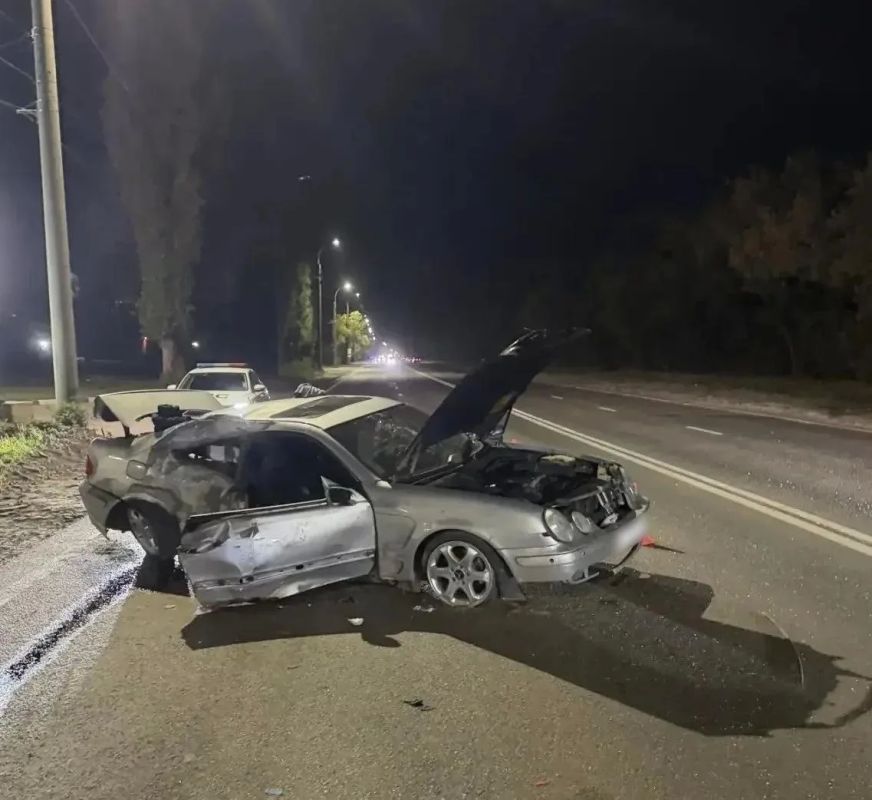В Воронеже Mercedes влетел в столб: пострадали 2 человека