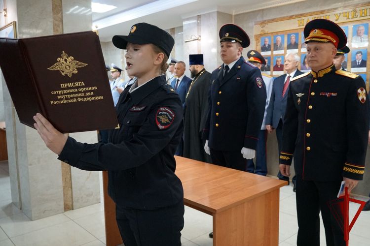 Начальник Управления Росгвардии по Воронежской области Алексей Баранников поздравил курсантов института МВД с принятием присяги