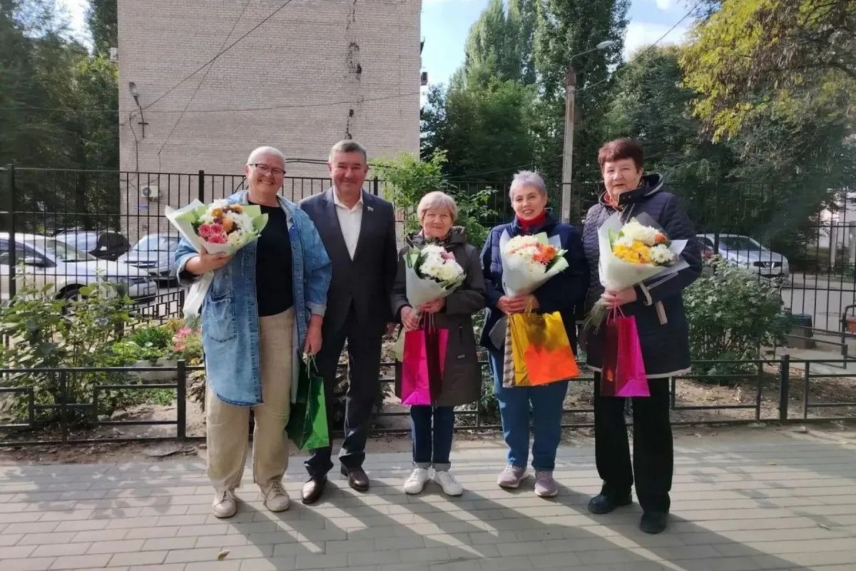 Евгений Китаев поздравил педагогов Левобережного района с профессиональным праздником