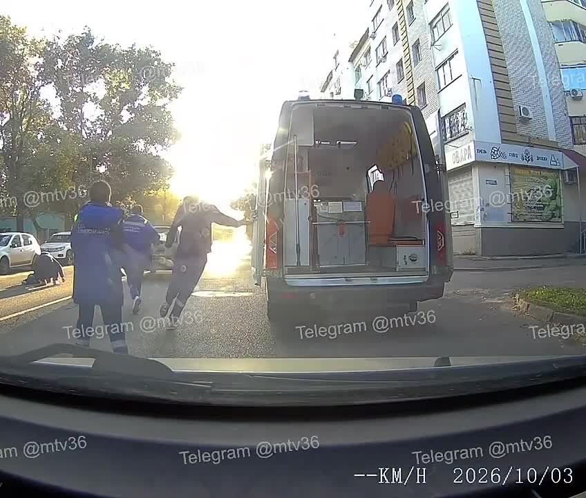 Женщину и 8-летнюю девочку сбили в Воронеже перед скорой помощью