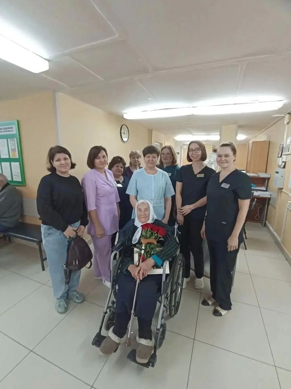 Воронежские врачи вернули 100-летней пациентке возможность читать любимые книги
