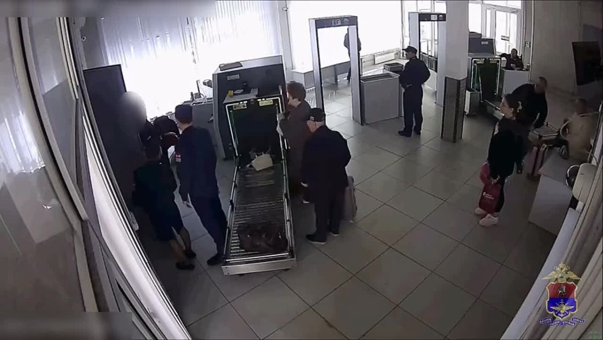 Свёрток с мефедроном выпал у 18-летней девушки перед рамкой досмотра на воронежском вокзале