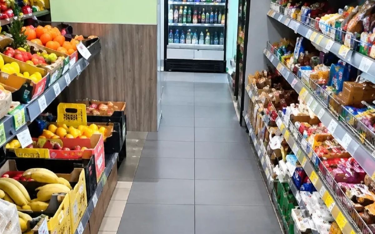Жители дома по улице Кривошеина устали от постоянного шума из магазина на первом этаже и обратились в Роспотребнадзор