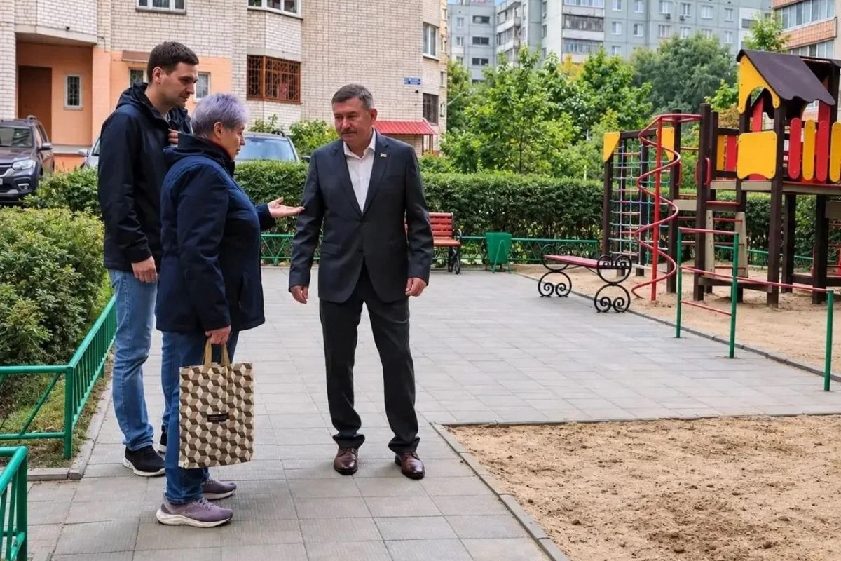 Евгений Китаев проинспектировал благоустройство дворов в Левобережном районе