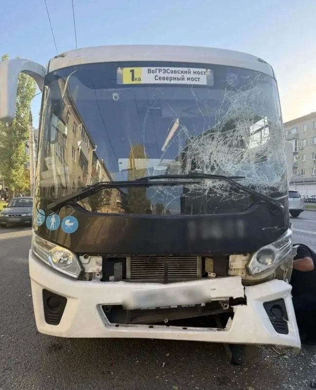Ребёнок и 4 взрослых пострадали в ДТП с двумя автобусами на Ленинском проспекте