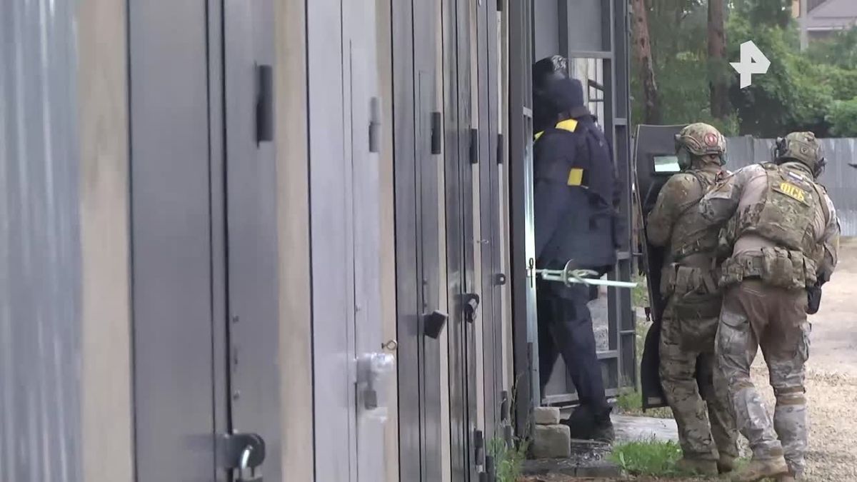 Склад с БПЛА и боеприпасами, при помощи которых Украина хотела атаковать военный аэродром Балтимор в Воронеже, показали в ФСБ